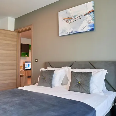 Meraki Luxury N Pool *